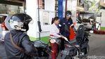 Sambut Delegasi IMF-WB, Petugas di SPBU Ini Kenakan Kebaya