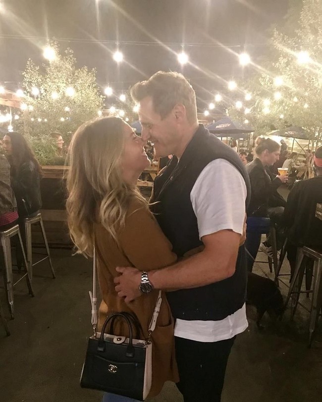 Trevor dan Tracey berpacaran sejak November 2017. Dan produser film 41 tahun itu melamar sang kekasih tepat dua minggu setelah Meghan Markle dinikahi Pangeran Harry. Foto: Facebook