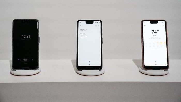 NEW YORK, NY - OCTOBER 9: A guest photographs the new Google Pixel 3 and Pixel 3 XL smartphones during a Google product release event, October 9, 2018 in New York City. The phones will go on sale on October 18 for a base starting retail price of $799 for the Pixel 3 and $899 for the Pixel 3 XL. Google also released a new tablet called the Pixel Slate and the Google Home Hub. (Photo by Drew Angerer/Getty Images)