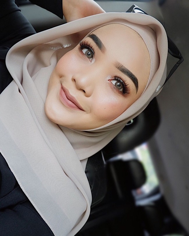 Terakhir, apapun gaya hijabmu pastikan tetap percaya diri memakainya. Pilih gaya yang sesuai dengan kepribadianmu. Tren akan datang dan pergi, tentukan ciri khas gayamu sendiri. Foto: Instagram/HananiMarha