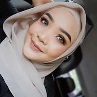 Terakhir, apapun gaya hijabmu pastikan tetap percaya diri memakainya. Pilih gaya yang sesuai dengan kepribadianmu. Tren akan datang dan pergi, tentukan ciri khas gayamu sendiri. Foto: Instagram/HananiMarha