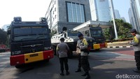 Water cannon dan barracuda disiagakan di Mapolda Metro Jaya.