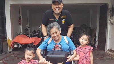 Mengenang Kebersamaan Mendiang Istri Indro Warkop dan Cucunya