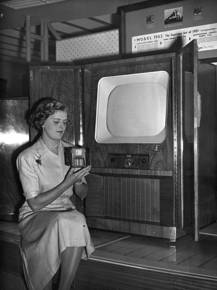 Maria work for a tv station. Телевизор 1951. Телевизор старт. Телевизор старт СССР. Девушка и телевизор.