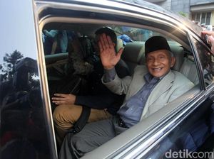 Saling Puji Amien Rais-Polisi