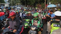 Usai Eggi berorasi, massa membubarkan diri dengan tertib.