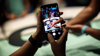 Sementara kamera belakangnya masih satu. Ukurannya 12.2 MP, f/1.8, 28mm (wide), 1/2.55, 1.4 mikron, OIS, dual pixel PDAF. Foto: Drew Angerer/Getty Images