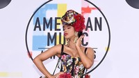 Cardi B berhak atas sebuah piala dari kategori Favorite Song Rap/Hip Hop.  Foto: Getty Images