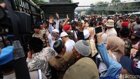 Aksi ini mendapat penjagaan dari polisi.