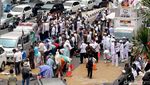 Potret Massa Kawal Amien Rais Salat Zuhur di Jl Sudirman