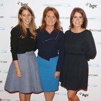 Ketika perceraian tersebut, ibu dari Putri Beatrice dan Putri Eugenie itu meminta Ratu Elizabeth untuk bisa berteman dengannya. Banyak orang berpikir bahwa Fergie memiliki banyak tuntutan saat bercerai. Nyatanya dia hanya ingin bisa memiliki hubungan baik dengan mantan mertuanya, sang Ratu Elizabeth.  Foto: Getty Images