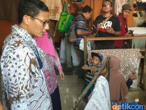 Sandiaga Bikin Video Parodi Viral Jari Diatur Saat Foto