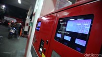 Sejak 17 Juli lalu, harga Pertamax di Jakarta Rp 9.500 per liter. Mulai hari ini, harga Pertamax menjadi Rp 10.400 atau naik Rp 900 per liter.