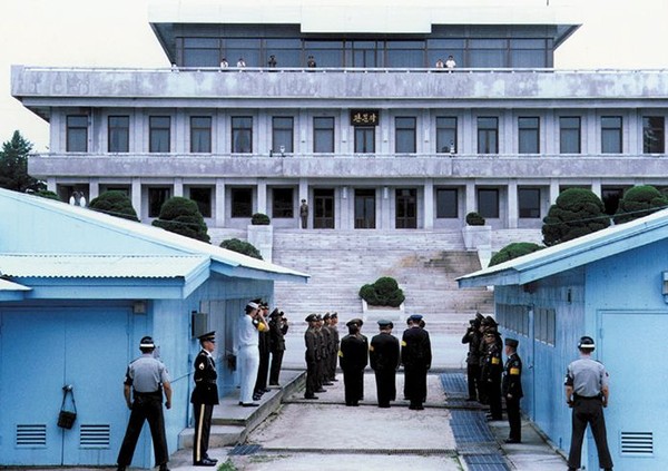 Tepatnya di DMZ, Zona Demiliterisasi Korea, tanah tak bertuan di sepanjang paralel ke-38 yang memisahkan Korea Utara dan Selatan (KTO) Tepatnya di DMZ, Zona Demiliterisasi Korea, tanah tak bertuan di sepanjang paralel ke-38 yang memisahkan Korea Utara dan Selatan (KTO)