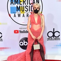 Poppy hadir dengan masker di karpet merah AMA. Bukan saja itu, pelantun Bubblebath itu mengenakan gaun bulu warna pink dan stocking yang tak matching. Foto: Getty Images