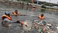 Para petugas hanya menggunakan peralatan sederhana untuk mengumpulkan sampah.