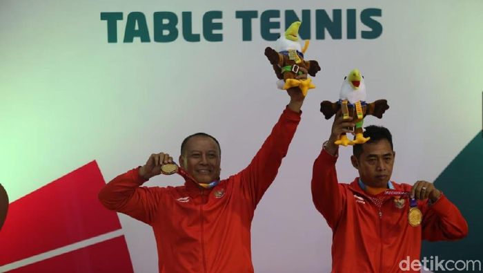 Agus Sutanto dan Totok Hardiyanto meraih medali emas ganda putra tenis meja TT-45 di Ecovention Ancol, Rabu (10/10). (Agung Pambudhy/detikSport) Agus Sutanto dan Totok Hardiyanto meraih medali emas ganda putra tenis meja TT-45 di Ecovention Ancol, Rabu (10/10). (Agung Pambudhy/detikSport)