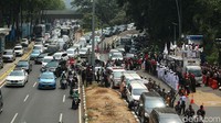 Massa aksi datang dengan membawa mobil komando.