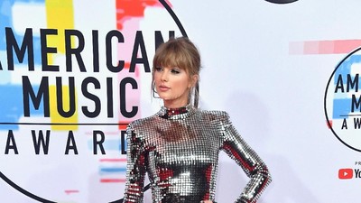 Curi Atensi, Taylor Swift Mirip Lampu Disko di American Music Awards 2018