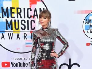 Curi Atensi, Taylor Swift Mirip Lampu Disko di American Music Awards 2018