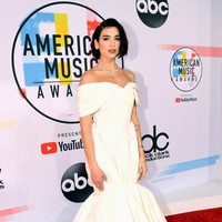 Here comes the bride! Sayangnya, gaya Dua Lipa ini menghiasi deretan daftar berbusana terburuk selebriti yang menghadiri American Music Awards 2018. (Foto: Getty Images)