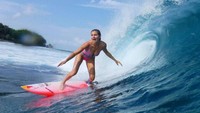 Foto: Lihat aksi Maya menaklukkan ganasnya ombak Mentawai. Berani tidak kamu traveler? (Instagram/@maya)