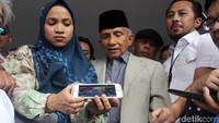 Adik Hanafi, Tasniem Fauzia Rais, selalu berada di samping ayahnya saat jumpa pers di Polda Metro Jaya. Foto: Lamhot Aritonang