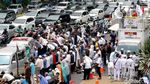 Potret Massa Kawal Amien Rais Salat Zuhur di Jl Sudirman