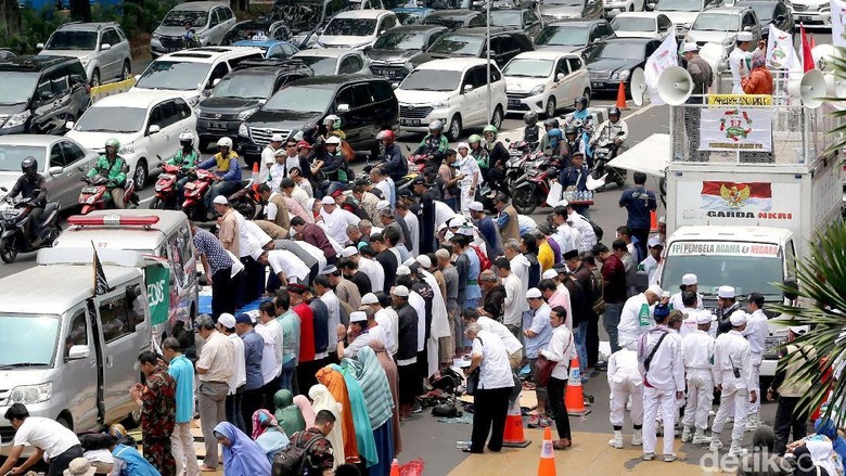 Massa Aksi Kawal Amien Rais Tinggalkan Polda Metro Jaya Massa Aksi Kawal Amien Rais Tinggalkan Polda Metro Jaya