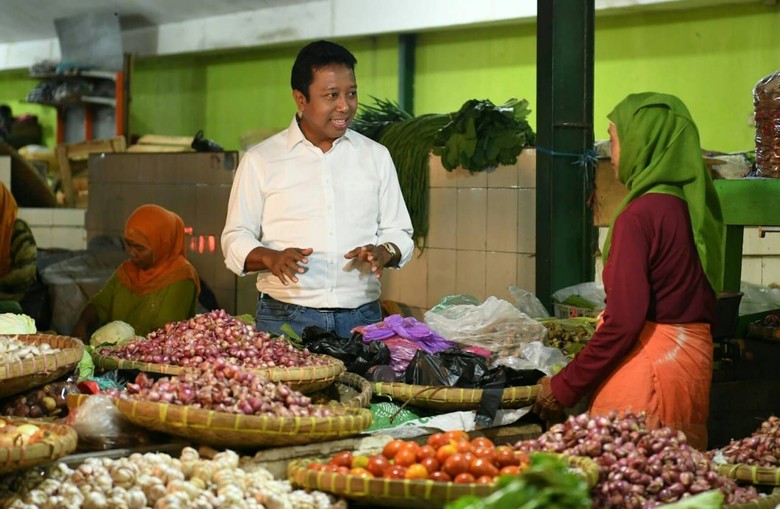 Ke Pasar Induk iYogyakartai Rommy Pantau iHargai Kebutuhan iPokoki