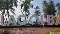 Tulisan raksasa Lagoi Bay dengan warna warni menjadi andalan para pengunjung sebagai momen kenang-kenangan pernah singgah di sana. (Chaidir Anwar Tanjung/detikTravel)
