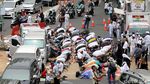 Potret Massa Kawal Amien Rais Salat Zuhur di Jl Sudirman