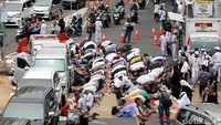 Mereka langsung membuat saf dengan rapi. Imam salat Zuhur adalah Ustaz Fikri Bareno. Mereka terlihat khusyuk menunaikan salat Zuhur.