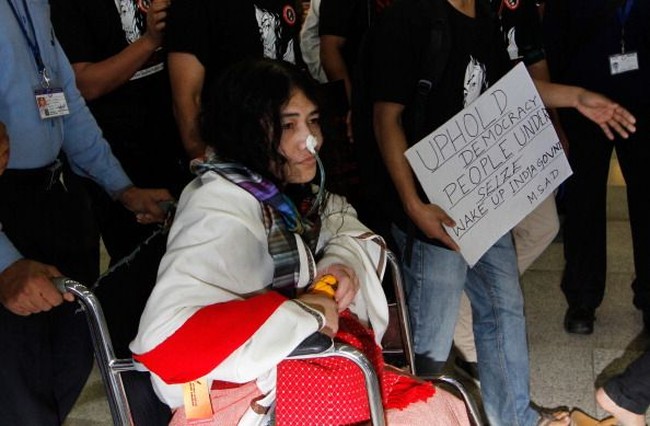 Irom Sharmila menghebohkan dunia karena aksi mogok makannya. Demi misi mulia, Irom telah puasa selama 16 tahun dari 2010 hingga 2016. Hal tersebut dilatarbelakangi terbakarnya halte di daerahnya Malon, India yang menewaskan 10 warga sipil. Ketika itu, Iron memprotes UU pelindung AFSPA (Armed Forces Special Powers Act) yang memayungi para militer. Foto: Getty Images