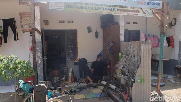 Bengkel pembuatan kaki dan tangan palsu Indra Sumedi