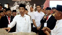 Salah satu hasil bumi yang ditampilkan dalam pameran ini adalah singkong raksasa.