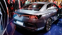 Dipamerkan tahun ini, mobil-mobil VinFast baru bisa mengaspal tahun depan tepatnya pada Spetember 2019. VinFast tak sendiri menggarap proyek mobnas pertamanya ini. Untuk memuluskannya VinFast menggandeng beberapa pihak mulai dari General Motors, desainer Italdesign dan Pininfarina, serta mengadopsi teknologi dari Bosch. Tak cuma dijual di dalam negeri, VinFast juga berencana mengekspor mobilnya itu ke mancanegara. Thierry Chesnot/Getty Images.