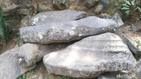 Konon, bila melakukan ritual tertentu dengan merentangkan kedua tangan pada  baru panjang, maka rezekinya dan usahanya akan lancar. Namun berdoa hanya kepada Sang Pencipta, di tempat batu itu hanya salah satu perantara saja. (Dadang Hermansyah/detikTravel)