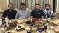 Ada kacang, aneka kue dan buah segar di depan Khabib. Momen ini juga terlihat seperti habis menggelar pesta besar. Kira-kira Khabib suka makan buah apa ya? Foto: instagram @khabib_nurmagomedov