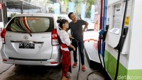 Ada pula petugas yang menyematkan bunga di telinga untuk semakin mempercantik penampilan yang khas kecantikan Indonesia.