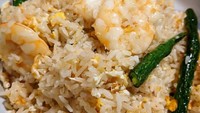Kalau yang ini melulu udang dan telor saja. Irisan cabe hijau hanya penambah aroma pedas saja. Foto: Instagram @stepiigm