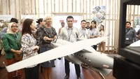 Dalam kunjungannya, Lagarde terlihat mengagumi miniatur Pesawat Terbang hasil karya PT Dirgantara Indonesia di area showcase Indonesia Pavilion yang luasnya lebih dari 2000 meter tersebut. Foto: dok. Pavilion Indonesia