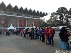 Penonton Rela Antre Dukung Indonesia di Istora