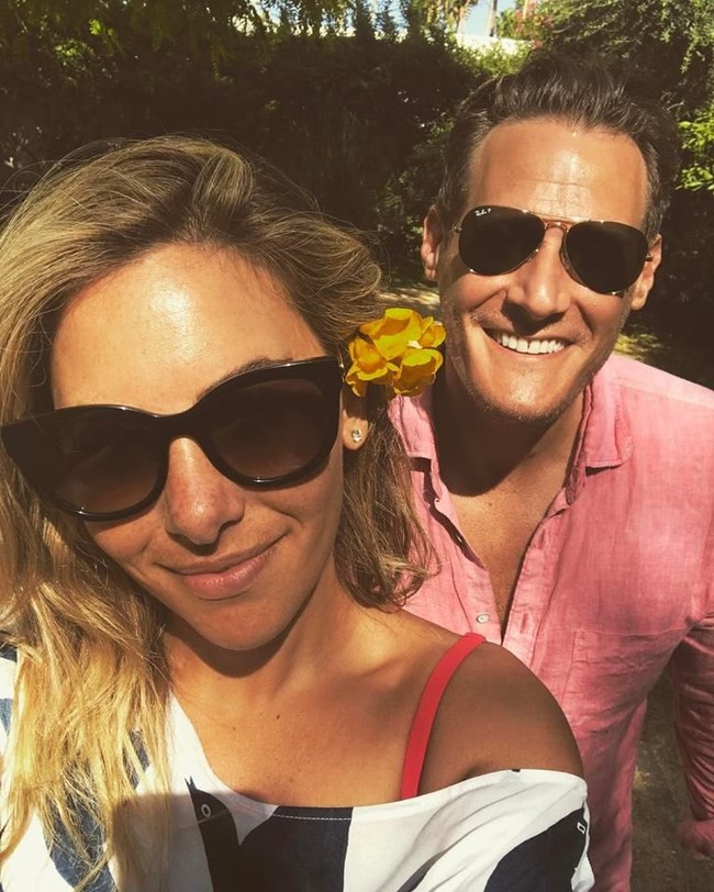 Saat upacara pernikahannya, Tracey Kurland juga tampil santai. Dia memakai gaun pengantin off-the-shoulder yang bagian roknya pendek. Sedangkan Trevor sang mempelai pria memakai kemeja pink muda dan setelan jas abu-abu. Foto: Facebook