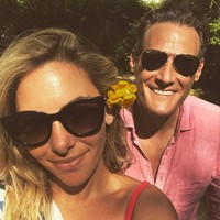 Saat upacara pernikahannya, Tracey Kurland juga tampil santai. Dia memakai gaun pengantin off-the-shoulder yang bagian roknya pendek. Sedangkan Trevor sang mempelai pria memakai kemeja pink muda dan setelan jas abu-abu. Foto: Facebook