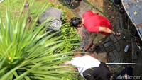 Massa pun satu per satu mengambil air wudu menggunakan botol air mineral. Spanduk hingga terpal pun digunakan massa sebagai alas melaksanakan salat Zuhur berjemaah.