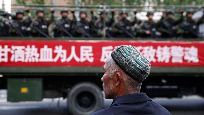 China Dilaporkan Lakukan Pemindahan Massal Tahanan Muslim Uighur
