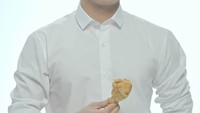 Apa ini senyum bahagia Jo Jung Suk saat menggenggam sepotong fried chicken di tangannya? Foto: Instagram jojungsukforever