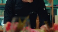 Jo Jung Suk mulai dikenal lewat perannya sebagai Kang Sun-woo di Oh My Ghost. Berperan sebagai chef, ini gaya tampannya pakai seragam chef warna hitam. Foto: Instagram jojungsukforever