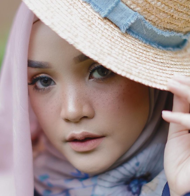 Pemilihan angle foto juga sangat berpengaruh. Jika ingin foto selfie atau OOTD tanpa kelihatan chubby, ketahui mana angle terbaikmu. Foto: Instagram/HananiMarha